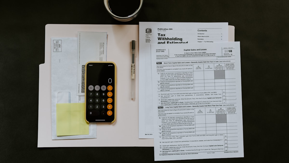 Abogada calculando el coste de un divorcio con una calculadora en su despacho de Barcelona