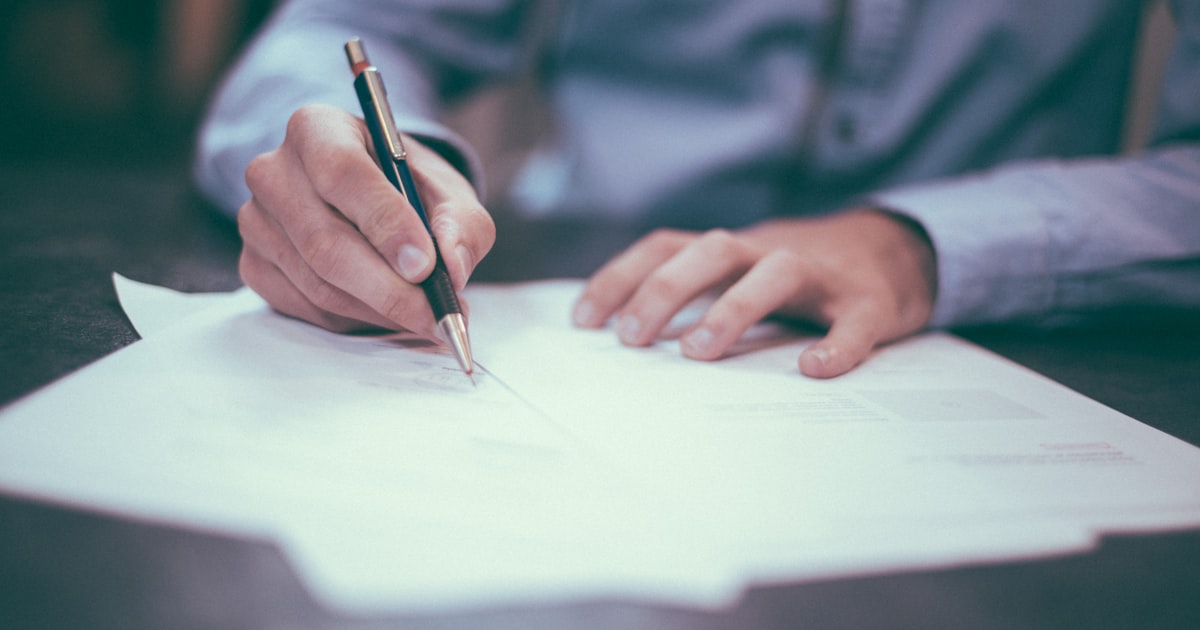 Documentación legal necesaria para iniciar un divorcio sobre una mesa de despacho de abogados en Barcelona