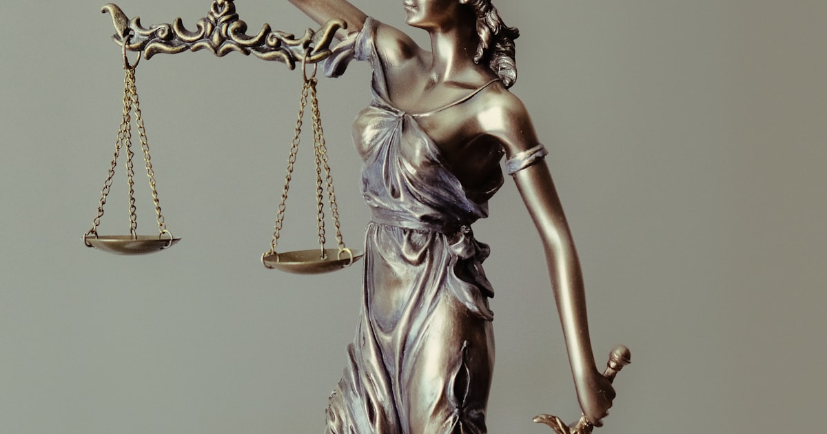 Abogada preparando una demanda de ejecución de sentencia de divorcio en un juzgado de Barcelona