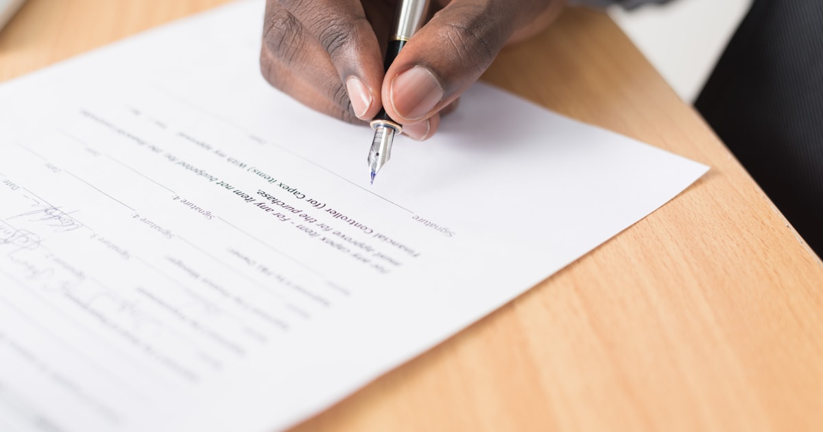 Abogado revisando documentación para una modificación de medidas de divorcio en Barcelona